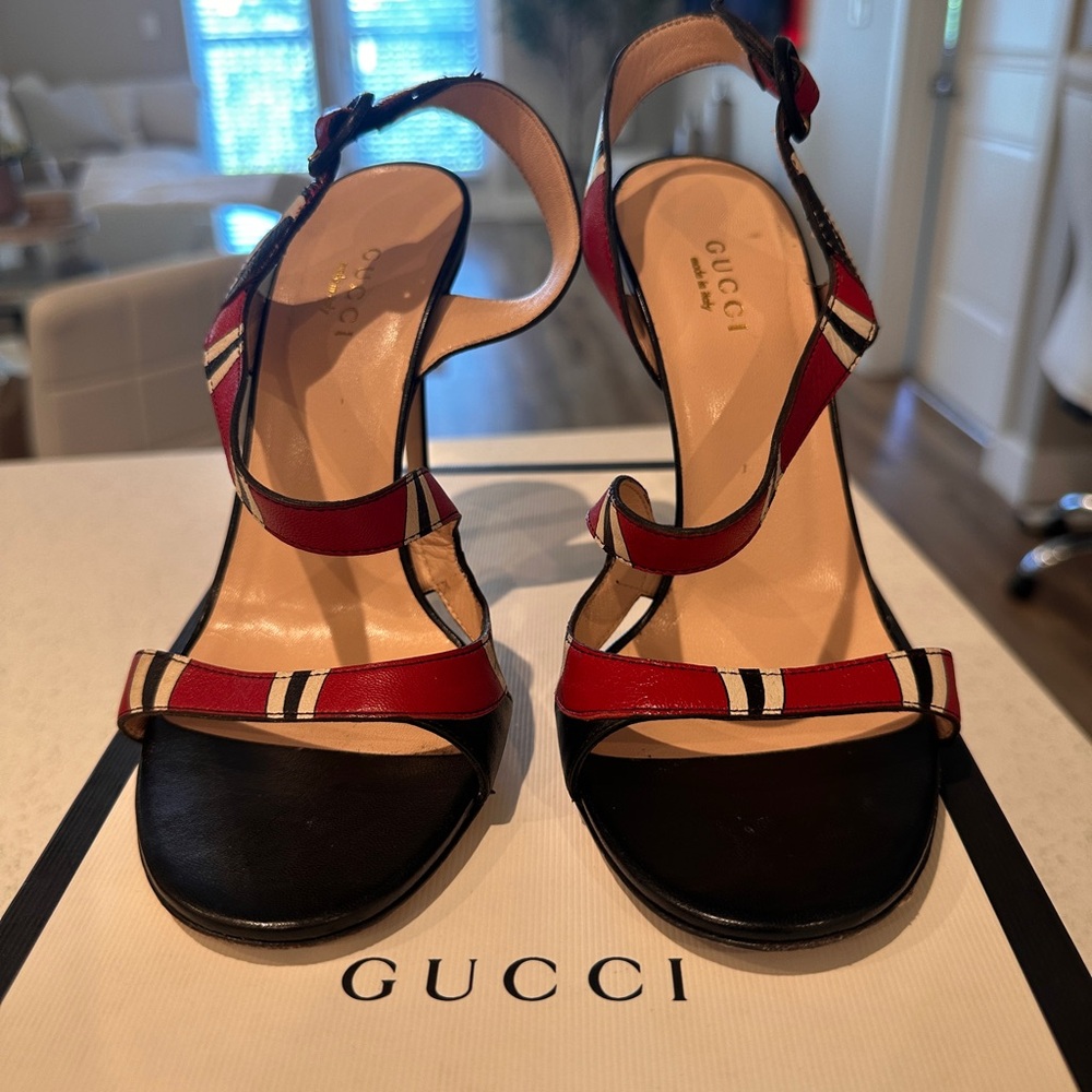 Gucci Red and Black Snake Heels with Stiletto Design - Picture 2 of 5